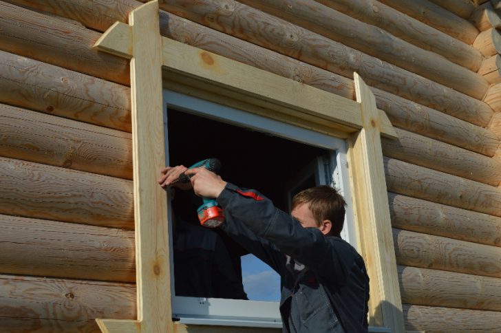 plateaux sur les fenêtres d'une maison en bois