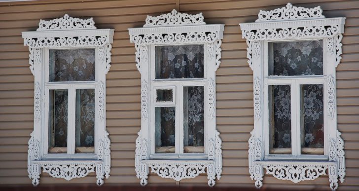 plateaux sur les fenêtres d'une maison en bois