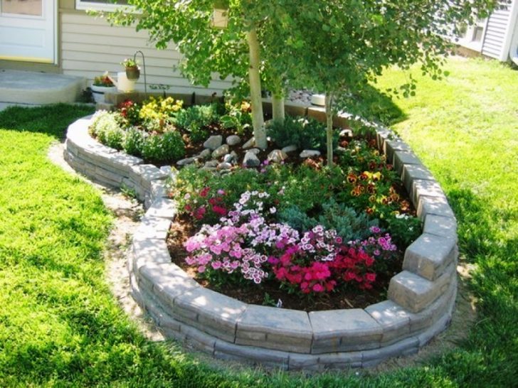 jardin fleuri à la campagne