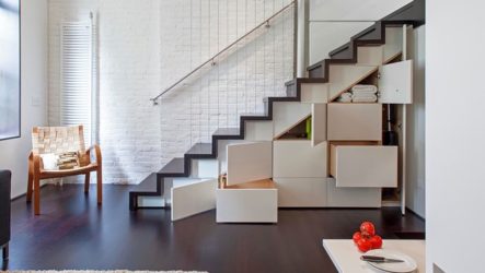 Idées pour utiliser l'espace sous les escaliers dans une maison privée
