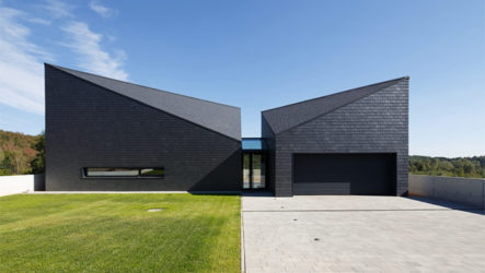 Une maison avec une géométrie complexe de façades, comme exemple d'architecture moderne