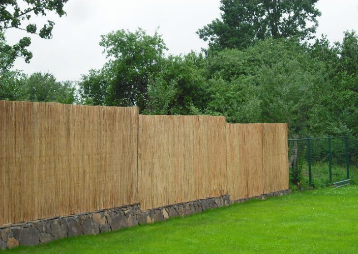 gros plan d'une clôture à mailles losangées