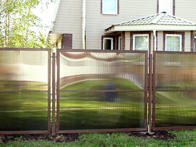 gros plan d'une clôture à mailles losangées