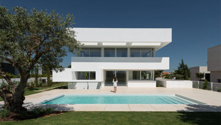 Le projet d'une maison blanche moderne avec cinq terrasses