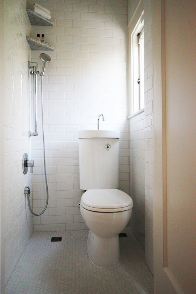 intérieur des toilettes