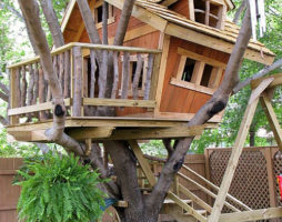 Cabane dans les arbres pour enfants au lieu d'une aire de jeux