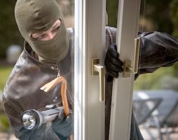 Comment protéger une maison de campagne des voleurs et des voleurs?