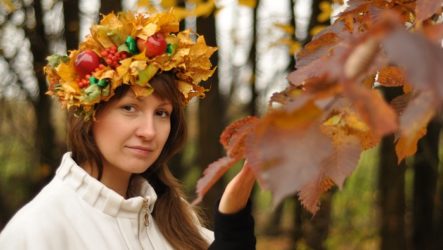 Comment faire une couronne sur la tête à partir de feuilles d'automne avec des pommes?