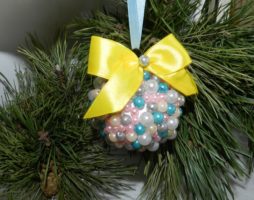 Idée : décorer une boule de Noël avec des perles multicolores