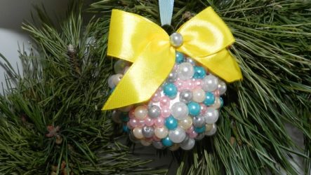 Idée : décorer une boule de Noël avec des perles multicolores