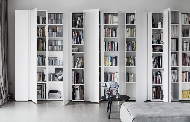 intérieur de la bibliothèque de la maison