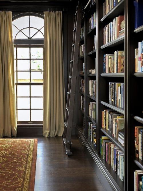 intérieur de la bibliothèque de la maison