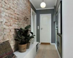 Idées et solutions dans la décoration intérieure d'un long couloir