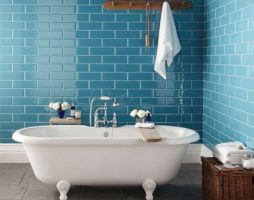 Conception de salle de bain sophistiquée dans des tons turquoise