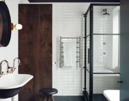 Conception de salle de bain originale dans le style loft