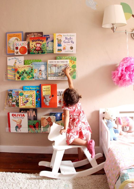 rangement des livres dans la crèche