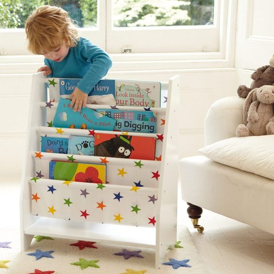 rangement des livres dans la crèche