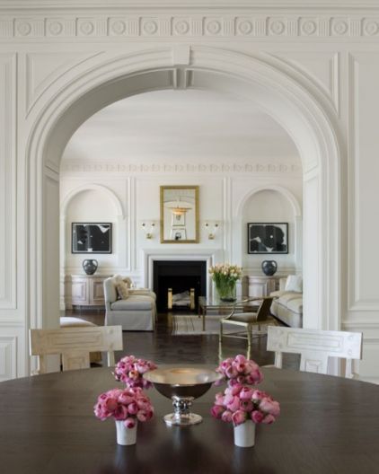 arches à l'intérieur du salon