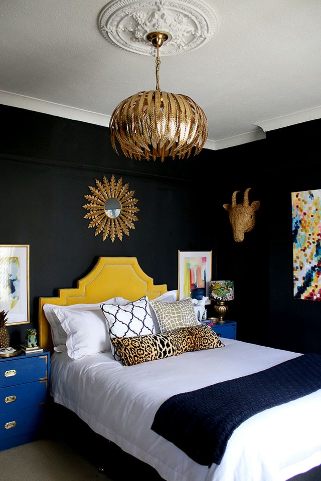 chambre aux couleurs sombres