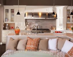 Conception de cuisine avec un canapé: les possibilités, le caractère raisonnable et les avantages des meubles rembourrés