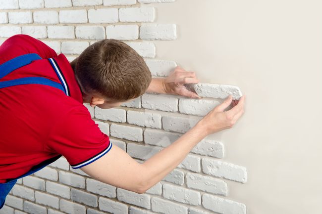 salon avec mur de briques