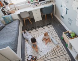 Conception d'une chambre d'enfant étroite: méthodes d'ajustement d'une pièce exiguë