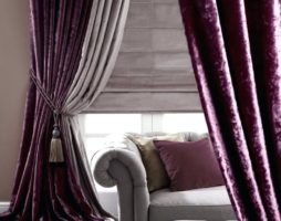 Rideaux dans les tons violets: la capacité des décorations de fenêtre à créer un environnement théâtral et le confort de la maison