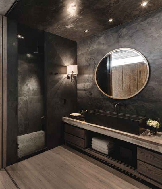  salle de bain aux couleurs sombres