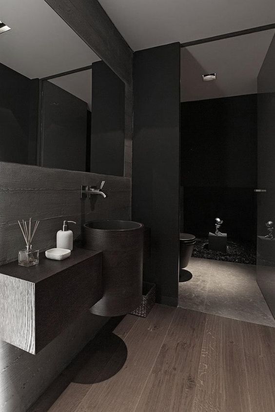  salle de bain aux couleurs sombres