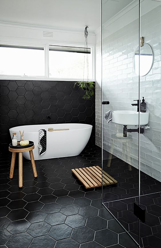  salle de bain aux couleurs sombres