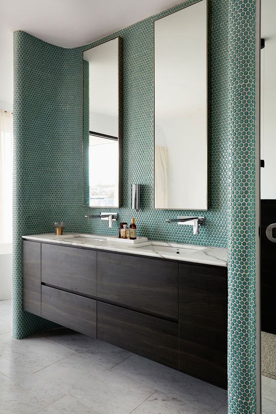  salle de bain aux couleurs sombres