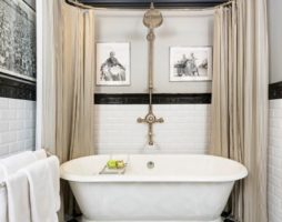 Choisir une corniche de salle de bain avec sagesse et imagination