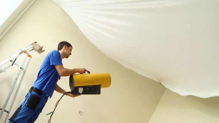 évacuer l'eau d'un plafond tendu