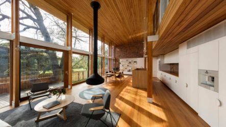 L'appareil du plafond dans une maison en bois: les nuances